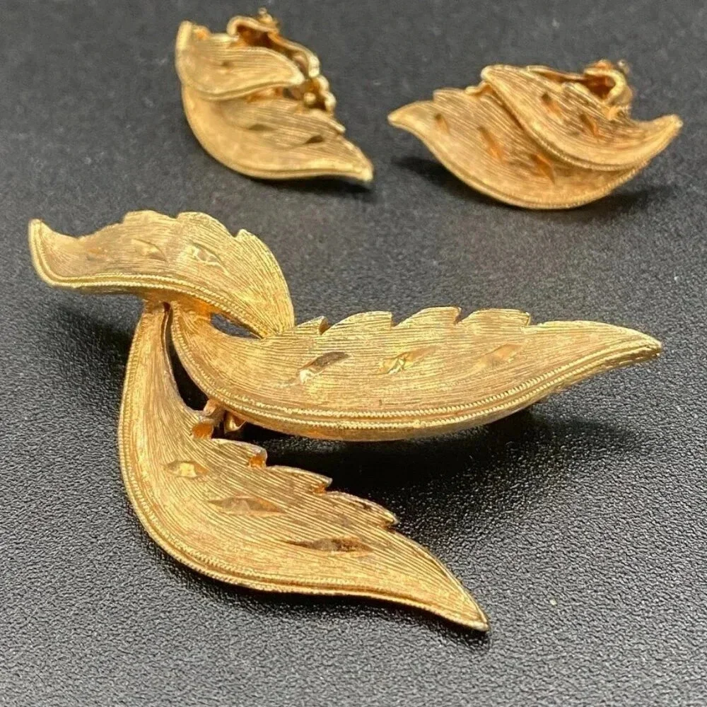 Vintage 60s JJ Textured Gold Tone Gilt Leaf Set Brooch and Clip On Earrings